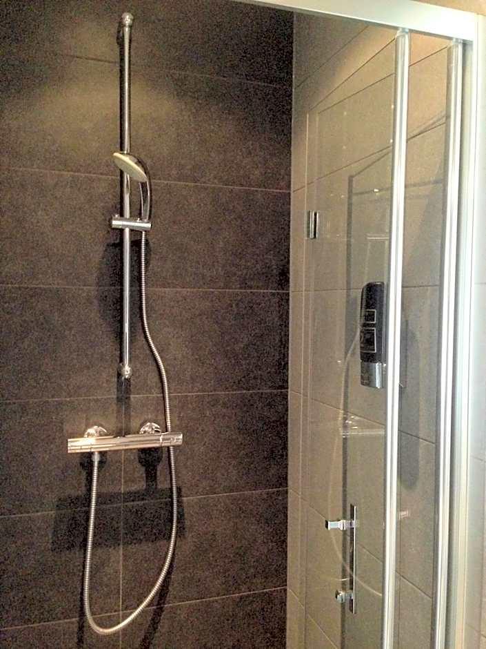Tweepersoonskamer met 2 Aparte Bedden en Eigen Badkamer