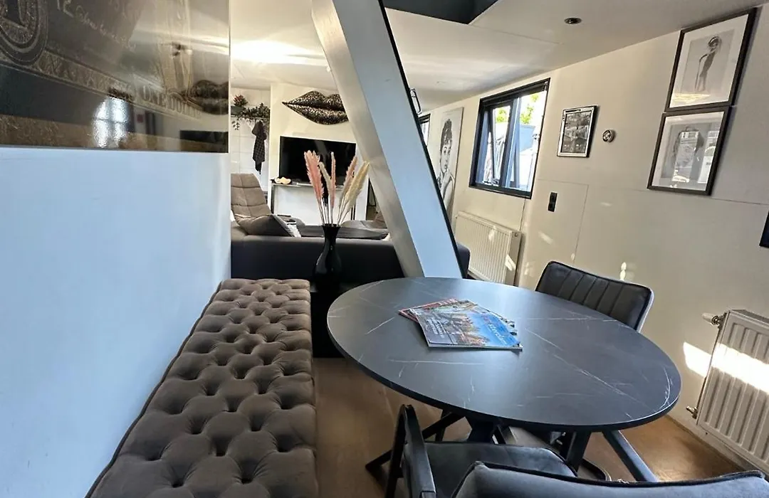 Houseboat-Amsterdam-1