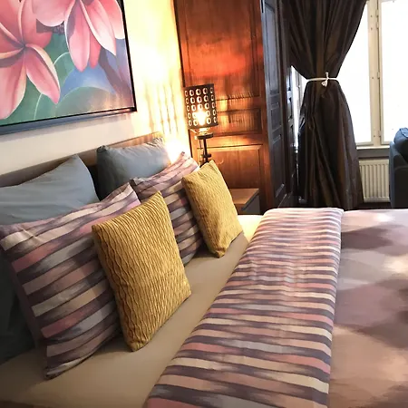 Amsterdam 4 Holiday Guestrooms-3